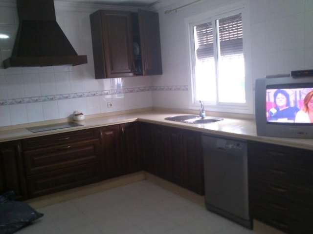 Cocina completa de madera color nogal en Sevilla - Muebles | 404323