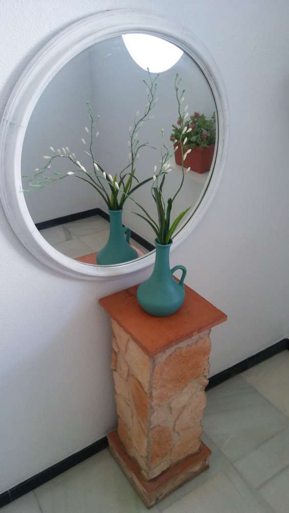 Mesa auxiliar, entrada recibidor, pedestal. en Arcos de la Frontera